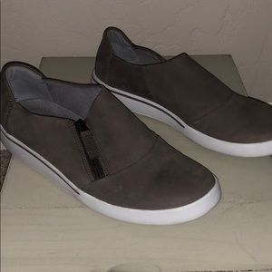 Clark’s cushion taupe zipper sneaker sz 8